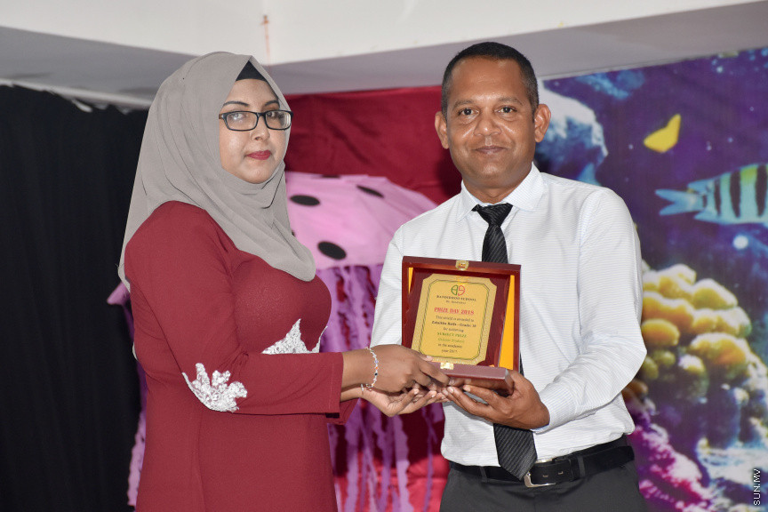 ދ. ބަނޑިދޫ ސްކޫލުގެ 2018ވަނަ އަހަރުގެ އަހަރީ އިނާމް ދިނުމުގެ ޖަލްސާގެ ތެރެއިން -- ސަން ފޮޓޯ/ މުހައްމަދު މުޒައްޔިން