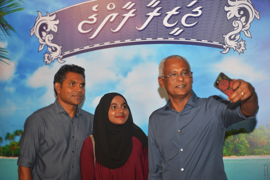 24 އޮކްޓޫބަރު 2018 ގައި އިންތިހާބީ ރައީސް އާއި ނައިބް ރައީސް މާފަންނު މެދުދާއިރާގެ ރައީތުންނާއި އެކު ރިޔާސީ އިންތިހާބުގެ ކާމިޔާބީ ފާހަގަކުރުން -- ސަން ފޮޓޯ/ އަޙުމަދު އަވްޝަން އިލްޔާސް