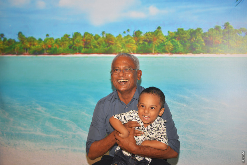 24 އޮކްޓޫބަރު 2018 ގައި އިންތިހާބީ ރައީސް އާއި ނައިބް ރައީސް މާފަންނު މެދުދާއިރާގެ ރައީތުންނާއި އެކު ރިޔާސީ އިންތިހާބުގެ ކާމިޔާބީ ފާހަގަކުރުން -- ސަން ފޮޓޯ/ އަޙުމަދު އަވްޝަން އިލްޔާސް
