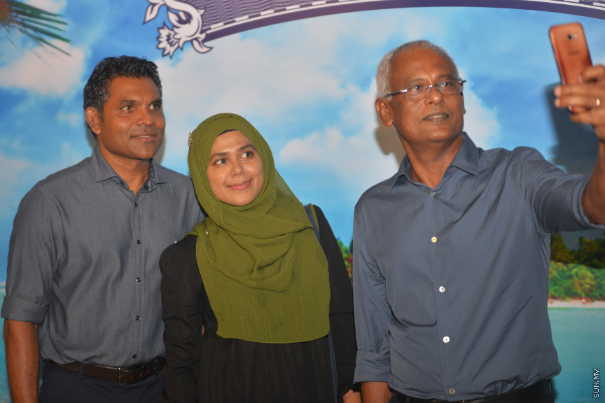24 އޮކްޓޫބަރު 2018 ގައި އިންތިހާބީ ރައީސް އާއި ނައިބް ރައީސް މާފަންނު މެދުދާއިރާގެ ރައީތުންނާއި އެކު ރިޔާސީ އިންތިހާބުގެ ކާމިޔާބީ ފާހަގަކުރުން -- ސަން ފޮޓޯ/ އަޙުމަދު އަވްޝަން އިލްޔާސް