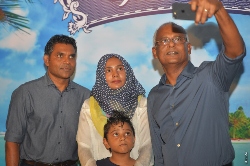 24 އޮކްޓޫބަރު 2018 ގައި އިންތިހާބީ ރައީސް އާއި ނައިބް ރައީސް މާފަންނު މެދުދާއިރާގެ ރައީތުންނާއި އެކު ރިޔާސީ އިންތިހާބުގެ ކާމިޔާބީ ފާހަގަކުރުން -- ސަން ފޮޓޯ/ އަޙުމަދު އަވްޝަން އިލްޔާސް