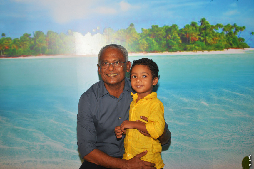 24 އޮކްޓޫބަރު 2018 ގައި އިންތިހާބީ ރައީސް އާއި ނައިބް ރައީސް މާފަންނު މެދުދާއިރާގެ ރައީތުންނާއި އެކު ރިޔާސީ އިންތިހާބުގެ ކާމިޔާބީ ފާހަގަކުރުން -- ސަން ފޮޓޯ/ އަޙުމަދު އަވްޝަން އިލްޔާސް