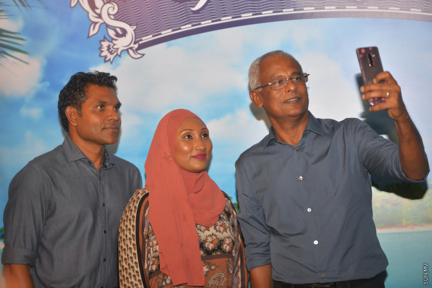 24 އޮކްޓޫބަރު 2018 ގައި އިންތިހާބީ ރައީސް އާއި ނައިބް ރައީސް މާފަންނު މެދުދާއިރާގެ ރައީތުންނާއި އެކު ރިޔާސީ އިންތިހާބުގެ ކާމިޔާބީ ފާހަގަކުރުން -- ސަން ފޮޓޯ/ އަޙުމަދު އަވްޝަން އިލްޔާސް