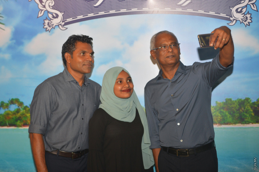 24 އޮކްޓޫބަރު 2018 ގައި އިންތިހާބީ ރައީސް އާއި ނައިބް ރައީސް މާފަންނު މެދުދާއިރާގެ ރައީތުންނާއި އެކު ރިޔާސީ އިންތިހާބުގެ ކާމިޔާބީ ފާހަގަކުރުން -- ސަން ފޮޓޯ/ އަޙުމަދު އަވްޝަން އިލްޔާސް
