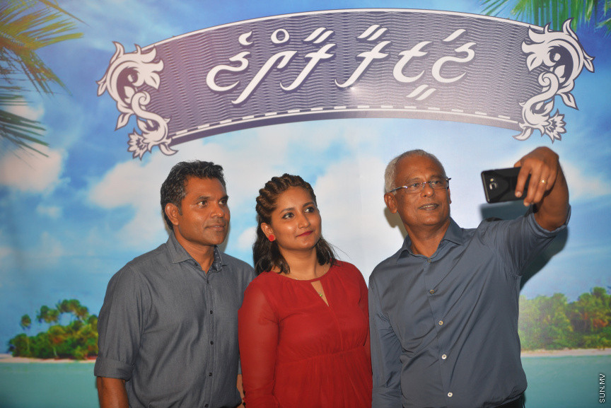 24 އޮކްޓޫބަރު 2018 ގައި އިންތިހާބީ ރައީސް އާއި ނައިބް ރައީސް މާފަންނު މެދުދާއިރާގެ ރައީތުންނާއި އެކު ރިޔާސީ އިންތިހާބުގެ ކާމިޔާބީ ފާހަގަކުރުން -- ސަން ފޮޓޯ/ އަޙުމަދު އަވްޝަން އިލްޔާސް