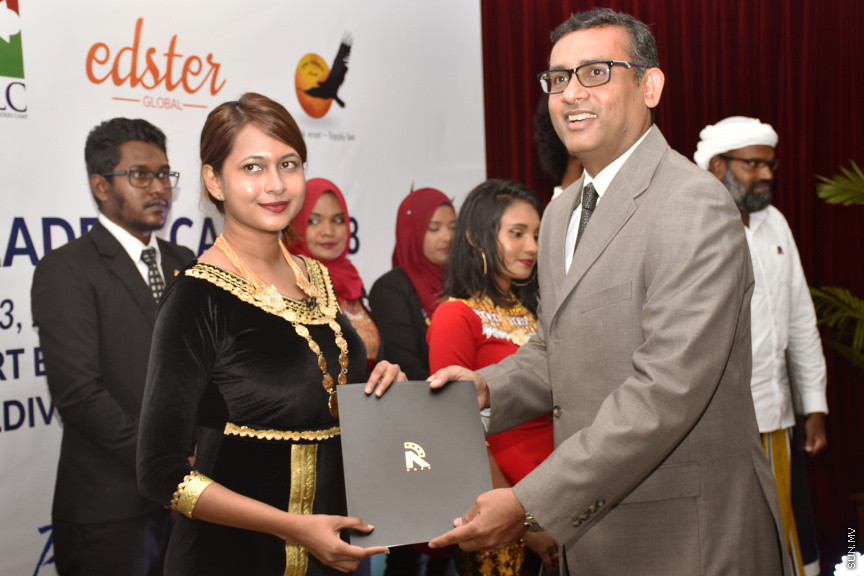 މިލީނިއަމް ޔޫތު ލީޑާސް ކެމްޕްގެ ނިންމުމުގެ ރަސްމިއްޔާތު ތެރެއިން -- ފޮޓޯ ސަން
