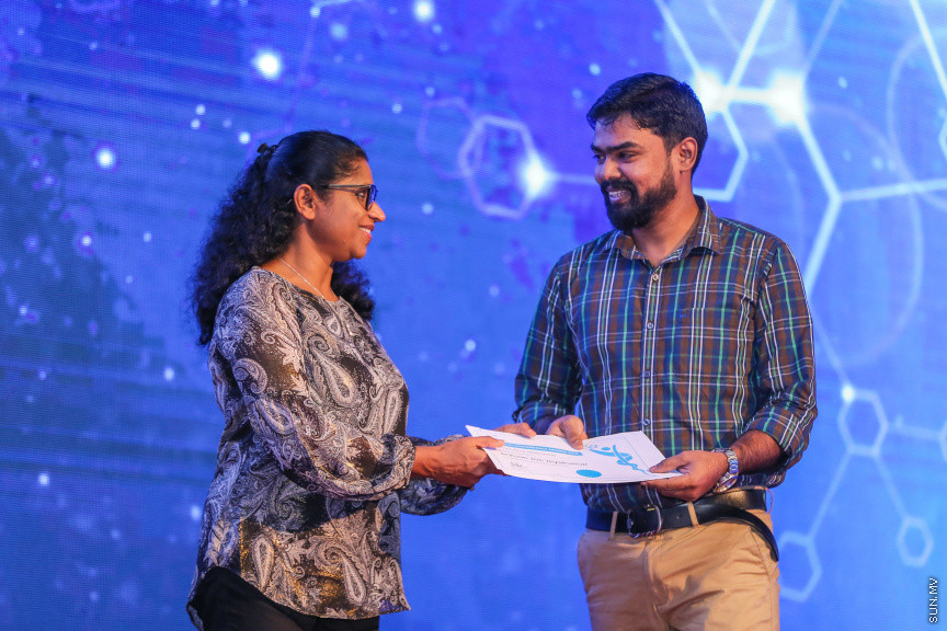 އޮކްޓޯބަރ 26، 2018: އޭޑީކޭ ހޮސްޕިޓަލްގެ މިދިޔަ އަހަރުގެ "އެމްޕްލޯއީ އޮފް ދަ އިޔަރ" އެވޯޑް ހަފްލާގެ ތެރެއިން -- ސަން ފޮޓޯ/ ފަޔާޒު މޫސާ