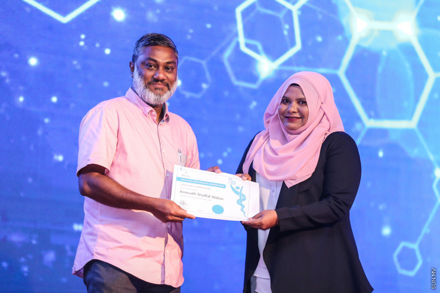 އޮކްޓޯބަރ 26، 2018: އޭޑީކޭ ހޮސްޕިޓަލްގެ މިދިޔަ އަހަރުގެ "އެމްޕްލޯއީ އޮފް ދަ އިޔަރ" އެވޯޑް ހަފްލާގެ ތެރެއިން -- ސަން ފޮޓޯ/ ފަޔާޒު މޫސާ