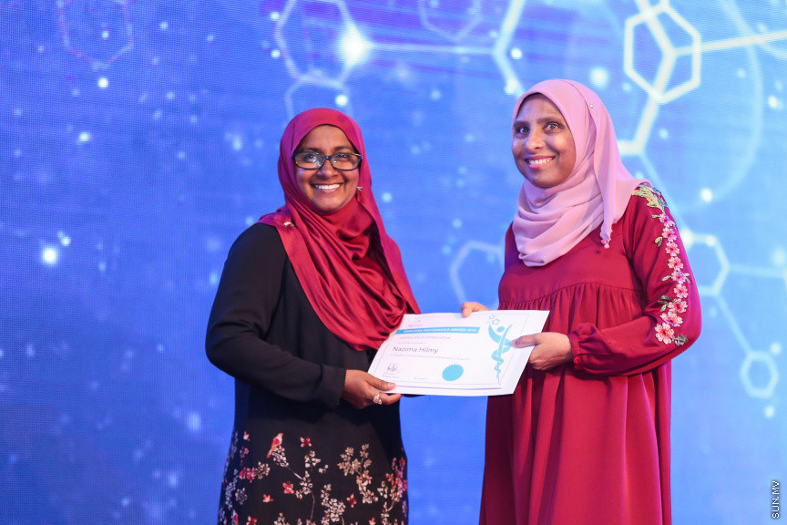 އޮކްޓޯބަރ 26، 2018: އޭޑީކޭ ހޮސްޕިޓަލްގެ މިދިޔަ އަހަރުގެ "އެމްޕްލޯއީ އޮފް ދަ އިޔަރ" އެވޯޑް ހަފްލާގެ ތެރެއިން -- ސަން ފޮޓޯ/ ފަޔާޒު މޫސާ