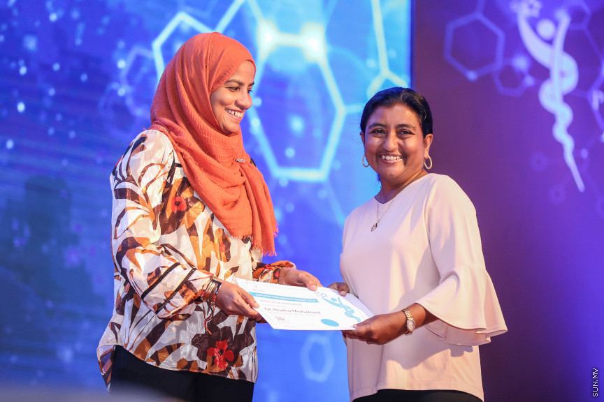 އޮކްޓޯބަރ 26، 2018: އޭޑީކޭ ހޮސްޕިޓަލްގެ މިދިޔަ އަހަރުގެ "އެމްޕްލޯއީ އޮފް ދަ އިޔަރ" އެވޯޑް ހަފްލާގެ ތެރެއިން -- ސަން ފޮޓޯ/ ފަޔާޒު މޫސާ