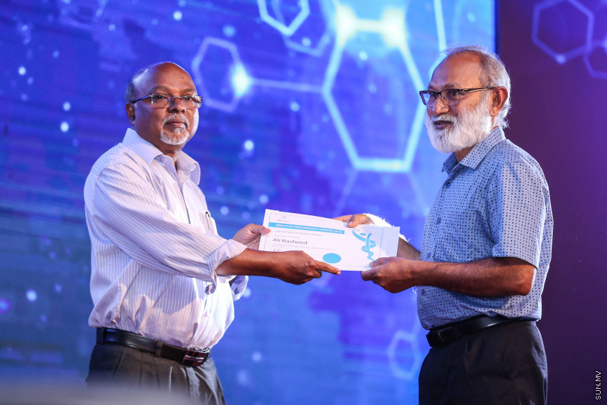 އޮކްޓޯބަރ 26، 2018: އޭޑީކޭ ހޮސްޕިޓަލްގެ މިދިޔަ އަހަރުގެ "އެމްޕްލޯއީ އޮފް ދަ އިޔަރ" އެވޯޑް ހަފްލާގެ ތެރެއިން -- ސަން ފޮޓޯ/ ފަޔާޒު މޫސާ