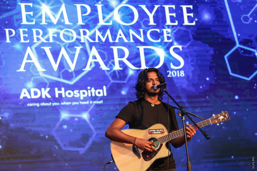 އޮކްޓޯބަރ 26، 2018: އޭޑީކޭ ހޮސްޕިޓަލްގެ މިދިޔަ އަހަރުގެ "އެމްޕްލޯއީ އޮފް ދަ އިޔަރ" އެވޯޑް ހަފްލާގެ ތެރެއިން -- ސަން ފޮޓޯ/ ފަޔާޒު މޫސާ