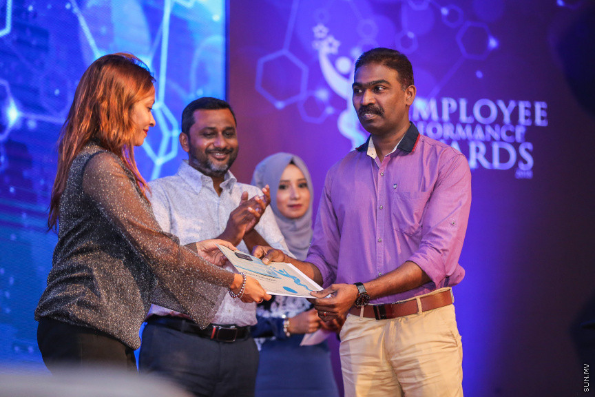 އޮކްޓޯބަރ 26، 2018: އޭޑީކޭ ހޮސްޕިޓަލްގެ މިދިޔަ އަހަރުގެ "އެމްޕްލޯއީ އޮފް ދަ އިޔަރ" އެވޯޑް ހަފްލާގެ ތެރެއިން -- ސަން ފޮޓޯ/ ފަޔާޒު މޫސާ
