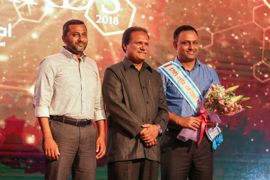 އޮކްޓޯބަރ 26، 2018: އޭޑީކޭ ހޮސްޕިޓަލްގެ މިދިޔަ އަހަރުގެ "އެމްޕްލޯއީ އޮފް ދަ އިޔަރ" އެވޯޑް ހަފްލާގެ ތެރެއިން -- ސަން ފޮޓޯ/ ފަޔާޒު މޫސާ