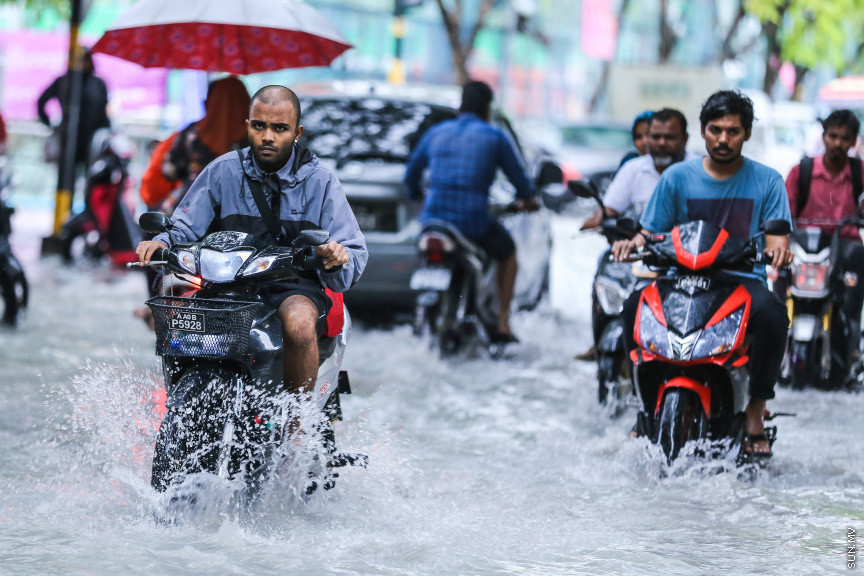 އޮކްޓޯބަރ 28، 2018: ބޯ ވިއްސާރަޔާއެކު މާލޭގެ މަގުތަކުގައި ފެންބޮޑުވުން -- ސަން ފޮޓޯ/ ފަޔާޒު މޫސާ