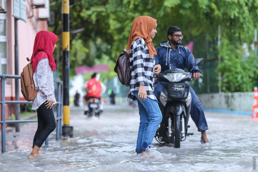 އޮކްޓޯބަރ 28، 2018: ބޯ ވިއްސާރަޔާއެކު މާލޭގެ މަގުތަކުގައި ފެންބޮޑުވުން -- ސަން ފޮޓޯ/ ފަޔާޒު މޫސާ