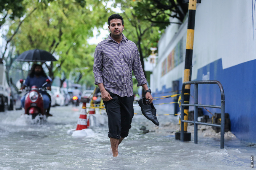 އޮކްޓޯބަރ 28، 2018: ބޯ ވިއްސާރަޔާއެކު މާލޭގެ މަގުތަކުގައި ފެންބޮޑުވުން -- ސަން ފޮޓޯ/ ފަޔާޒު މޫސާ