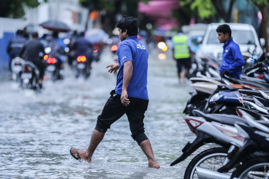އޮކްޓޯބަރ 28، 2018: ބޯ ވިއްސާރަޔާއެކު މާލޭގެ މަގުތަކުގައި ފެންބޮޑުވުން -- ސަން ފޮޓޯ/ ފަޔާޒު މޫސާ