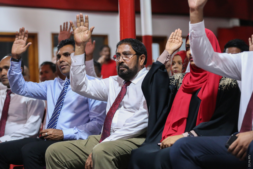 އޮކްޓޯބަރ 28، 2018: ޖުމްހޫރީ ޕާޓީގެ ލީޑަރު ކަމަށް ރައްޔިތުންގެ މަޖިލީހުގެ މާމިގިލީ ދާއިރާގެ މެމްބަރު ގާސިމް އިބްރާހިމް އިންތިޚާބުކުރުމަށް ބޭއްވި ކައުންސިލް ބައްދަލުވުމުގެ ތެރެއިން -- ސަން ފޮޓޯ/ ފަޔާޒު މޫސާ