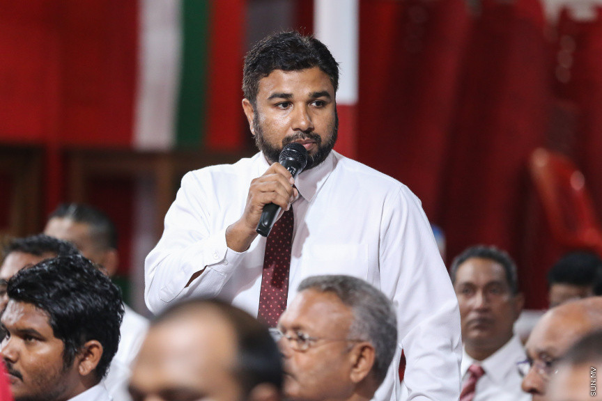 އޮކްޓޯބަރ 28، 2018: ޖުމްހޫރީ ޕާޓީގެ ލީޑަރު ކަމަށް ރައްޔިތުންގެ މަޖިލީހުގެ މާމިގިލީ ދާއިރާގެ މެމްބަރު ގާސިމް އިބްރާހިމް އިންތިޚާބުކުރުމަށް ބޭއްވި ކައުންސިލް ބައްދަލުވުމުގެ ތެރެއިން -- ސަން ފޮޓޯ/ ފަޔާޒު މޫސާ