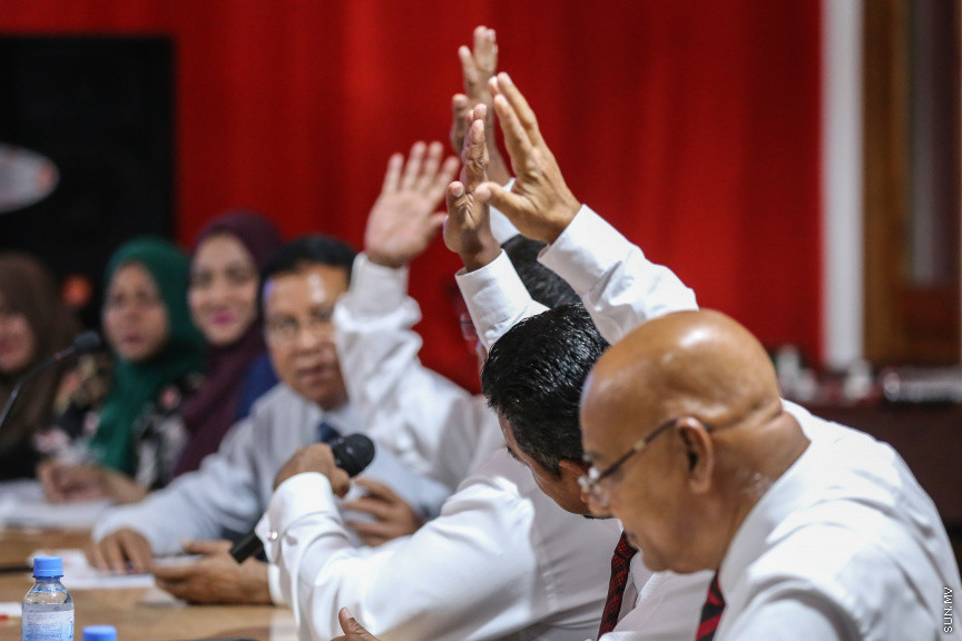 އޮކްޓޯބަރ 28، 2018: ޖުމްހޫރީ ޕާޓީގެ ލީޑަރު ކަމަށް ރައްޔިތުންގެ މަޖިލީހުގެ މާމިގިލީ ދާއިރާގެ މެމްބަރު ގާސިމް އިބްރާހިމް އިންތިޚާބުކުރުމަށް ބޭއްވި ކައުންސިލް ބައްދަލުވުމުގެ ތެރެއިން -- ސަން ފޮޓޯ/ ފަޔާޒު މޫސާ