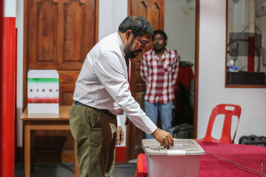 އޮކްޓޯބަރ 28، 2018: ޖުމްހޫރީ ޕާޓީގެ ލީޑަރު ކަމަށް ރައްޔިތުންގެ މަޖިލީހުގެ މާމިގިލީ ދާއިރާގެ މެމްބަރު ގާސިމް އިބްރާހިމް އިންތިޚާބުކުރުމަށް ބޭއްވި ކައުންސިލް ބައްދަލުވުމުގެ ތެރެއިން -- ސަން ފޮޓޯ/ ފަޔާޒު މޫސާ