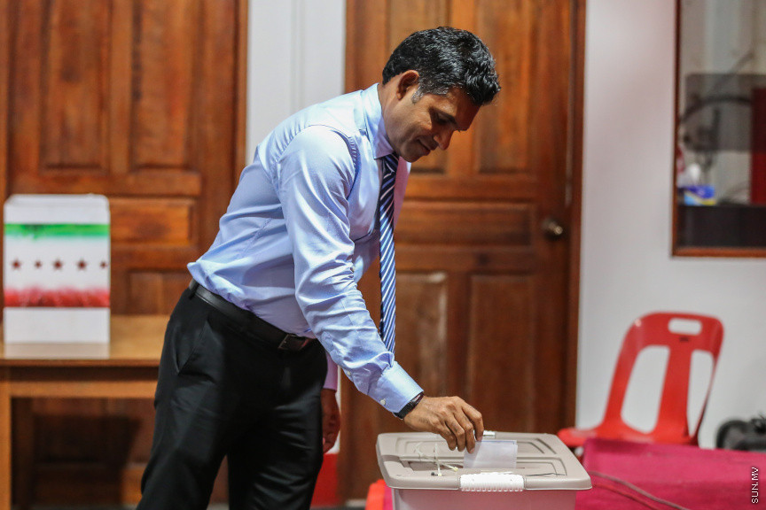 އޮކްޓޯބަރ 28، 2018: ޖުމްހޫރީ ޕާޓީގެ ލީޑަރު ކަމަށް ރައްޔިތުންގެ މަޖިލީހުގެ މާމިގިލީ ދާއިރާގެ މެމްބަރު ގާސިމް އިބްރާހިމް އިންތިޚާބުކުރުމަށް ބޭއްވި ކައުންސިލް ބައްދަލުވުމުގެ ތެރެއިން -- ސަން ފޮޓޯ/ ފަޔާޒު މޫސާ