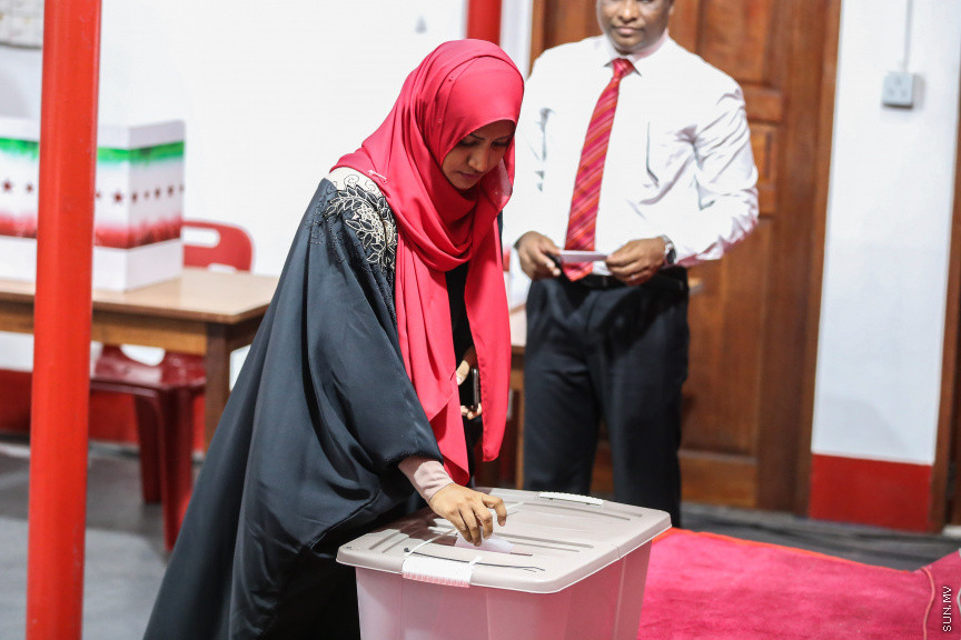 އޮކްޓޯބަރ 28، 2018: ޖުމްހޫރީ ޕާޓީގެ ލީޑަރު ކަމަށް ރައްޔިތުންގެ މަޖިލީހުގެ މާމިގިލީ ދާއިރާގެ މެމްބަރު ގާސިމް އިބްރާހިމް އިންތިޚާބުކުރުމަށް ބޭއްވި ކައުންސިލް ބައްދަލުވުމުގެ ތެރެއިން -- ސަން ފޮޓޯ/ ފަޔާޒު މޫސާ