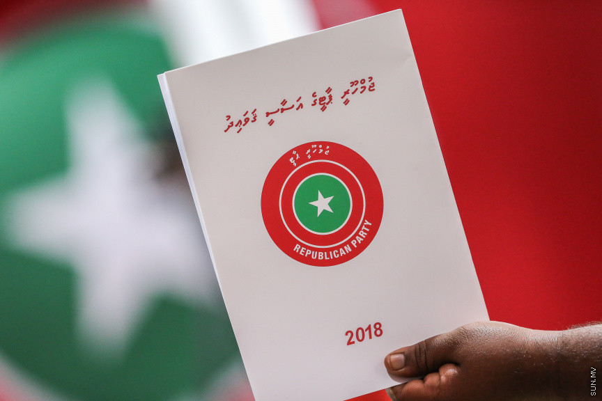 އޮކްޓޯބަރ 28، 2018: ޖުމްހޫރީ ޕާޓީގެ ލީޑަރު ކަމަށް ރައްޔިތުންގެ މަޖިލީހުގެ މާމިގިލީ ދާއިރާގެ މެމްބަރު ގާސިމް އިބްރާހިމް އިންތިޚާބުކުރުމަށް ބޭއްވި ކައުންސިލް ބައްދަލުވުމުގެ ތެރެއިން -- ސަން ފޮޓޯ/ ފަޔާޒު މޫސާ