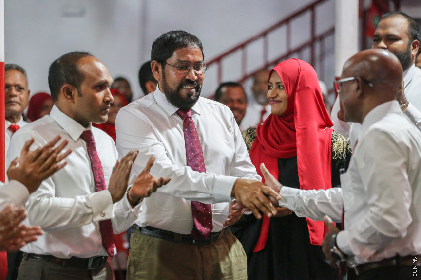 އޮކްޓޯބަރ 28، 2018: ޖުމްހޫރީ ޕާޓީގެ ލީޑަރު ކަމަށް ރައްޔިތުންގެ މަޖިލީހުގެ މާމިގިލީ ދާއިރާގެ މެމްބަރު ގާސިމް އިބްރާހިމް އިންތިޚާބުކުރުމަށް ބޭއްވި ކައުންސިލް ބައްދަލުވުމުގެ ތެރެއިން -- ސަން ފޮޓޯ/ ފަޔާޒު މޫސާ