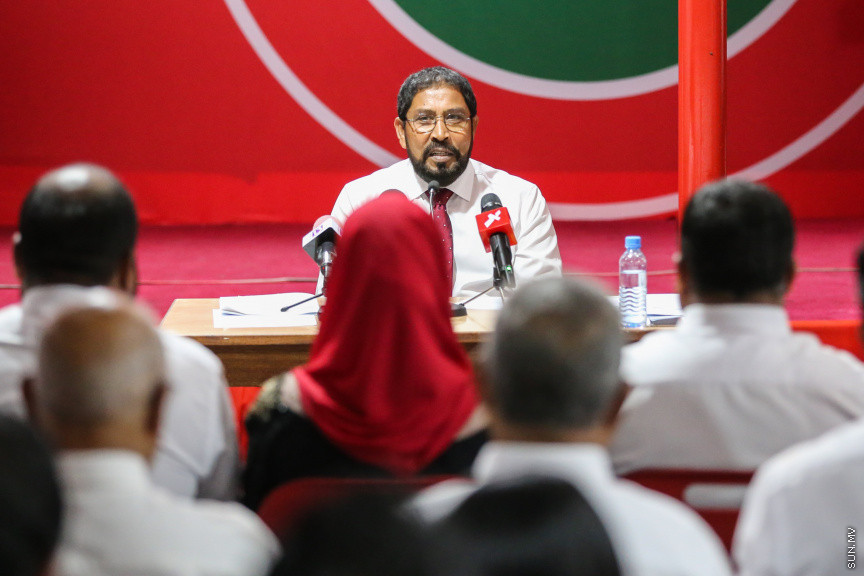 އޮކްޓޯބަރ 28، 2018: ޖުމްހޫރީ ޕާޓީގެ ލީޑަރު ކަމަށް ރައްޔިތުންގެ މަޖިލީހުގެ މާމިގިލީ ދާއިރާގެ މެމްބަރު ގާސިމް އިބްރާހިމް އިންތިޚާބުކުރުމަށް ބޭއްވި ކައުންސިލް ބައްދަލުވުމުގެ ތެރެއިން -- ސަން ފޮޓޯ/ ފަޔާޒު މޫސާ