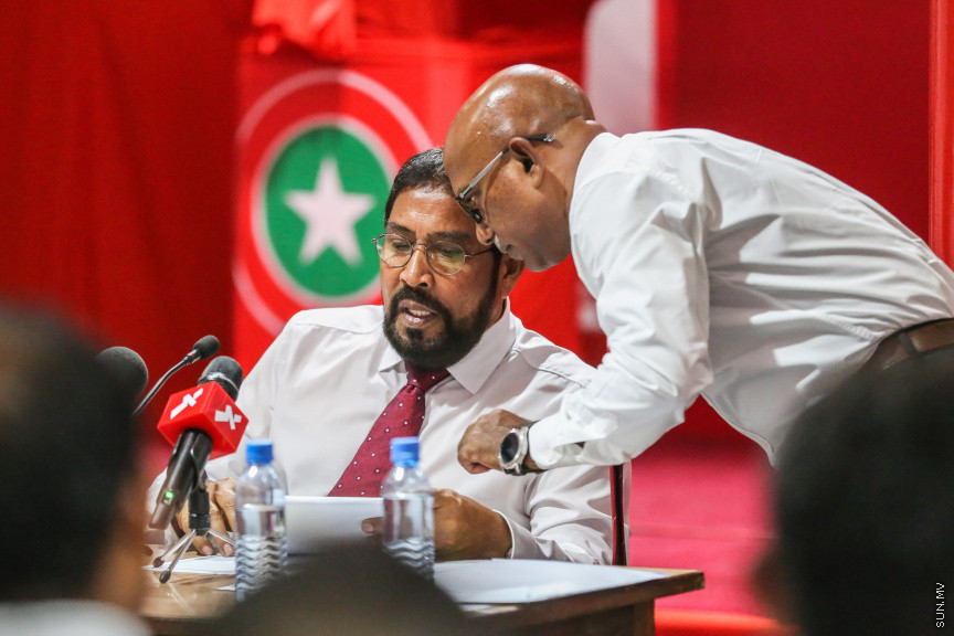 އޮކްޓޯބަރ 28، 2018: ޖުމްހޫރީ ޕާޓީގެ ލީޑަރު ކަމަށް ރައްޔިތުންގެ މަޖިލީހުގެ މާމިގިލީ ދާއިރާގެ މެމްބަރު ގާސިމް އިބްރާހިމް އިންތިޚާބުކުރުމަށް ބޭއްވި ކައުންސިލް ބައްދަލުވުމުގެ ތެރެއިން -- ސަން ފޮޓޯ/ ފަޔާޒު މޫސާ