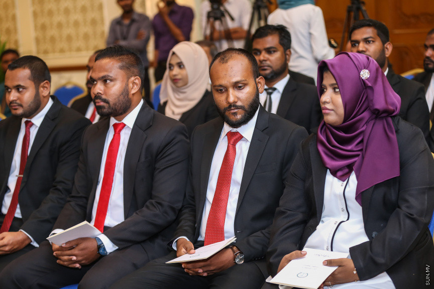 އޮކްޓޯބަރ 29، 2018:  15 ރަށުގެ މެޖިސްޓްރޭޓް ކޯޓުތަކަށް 15 މެޖިސްޓްރޭޓަކު އައްޔަން ކުރައްވައި އެ ބޭފުޅުން މަގާމުގެ ހުވާ ކުރައްވުމަށް ސުޕްރީމް ކޯޓްގައި ބޭއްވި ރަސްމިއްޔާތުގެ ތެރެއިން     - ސަން ފޮޓޯ/ ފަޔާޒު މޫސާ