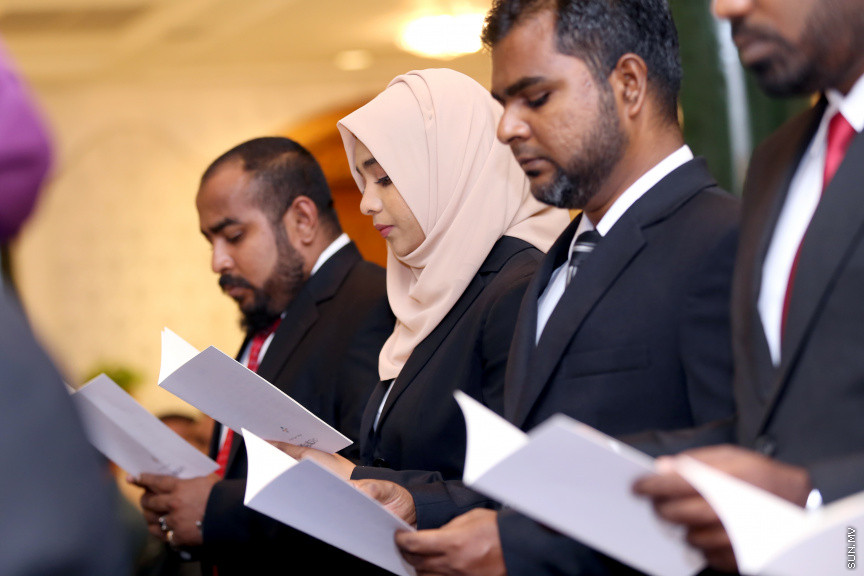 އޮކްޓޯބަރ 29، 2018:  15 ރަށުގެ މެޖިސްޓްރޭޓް ކޯޓުތަކަށް 15 މެޖިސްޓްރޭޓަކު އައްޔަން ކުރައްވައި އެ ބޭފުޅުން މަގާމުގެ ހުވާ ކުރައްވުމަށް ސުޕްރީމް ކޯޓްގައި ބޭއްވި ރަސްމިއްޔާތުގެ ތެރެއިން     - ސަން ފޮޓޯ/ ފަޔާޒު މޫސާ
