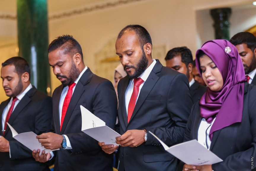 އޮކްޓޯބަރ 29، 2018:  15 ރަށުގެ މެޖިސްޓްރޭޓް ކޯޓުތަކަށް 15 މެޖިސްޓްރޭޓަކު އައްޔަން ކުރައްވައި އެ ބޭފުޅުން މަގާމުގެ ހުވާ ކުރައްވުމަށް ސުޕްރީމް ކޯޓްގައި ބޭއްވި ރަސްމިއްޔާތުގެ ތެރެއިން     - ސަން ފޮޓޯ/ ފަޔާޒު މޫސާ