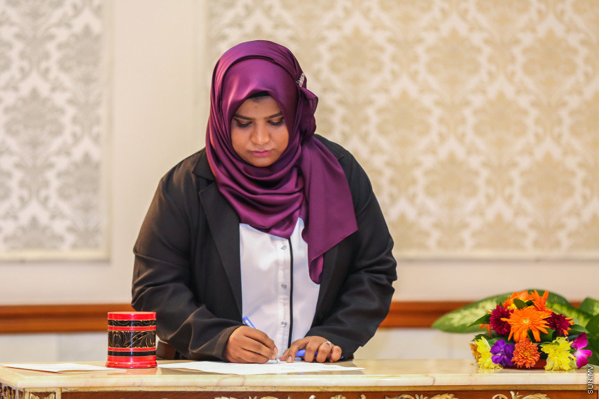 އޮކްޓޯބަރ 29، 2018:  15 ރަށުގެ މެޖިސްޓްރޭޓް ކޯޓުތަކަށް 15 މެޖިސްޓްރޭޓަކު އައްޔަން ކުރައްވައި އެ ބޭފުޅުން މަގާމުގެ ހުވާ ކުރައްވުމަށް ސުޕްރީމް ކޯޓްގައި ބޭއްވި ރަސްމިއްޔާތުގެ ތެރެއިން     - ސަން ފޮޓޯ/ ފަޔާޒު މޫސާ