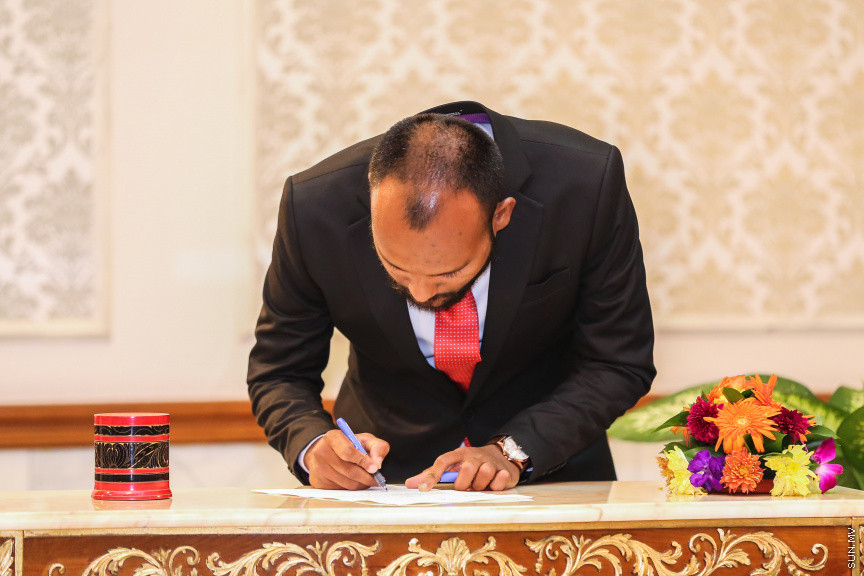 އޮކްޓޯބަރ 29، 2018:  15 ރަށުގެ މެޖިސްޓްރޭޓް ކޯޓުތަކަށް 15 މެޖިސްޓްރޭޓަކު އައްޔަން ކުރައްވައި އެ ބޭފުޅުން މަގާމުގެ ހުވާ ކުރައްވުމަށް ސުޕްރީމް ކޯޓްގައި ބޭއްވި ރަސްމިއްޔާތުގެ ތެރެއިން     - ސަން ފޮޓޯ/ ފަޔާޒު މޫސާ