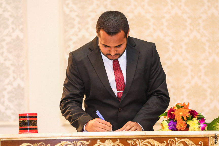 އޮކްޓޯބަރ 29، 2018:  15 ރަށުގެ މެޖިސްޓްރޭޓް ކޯޓުތަކަށް 15 މެޖިސްޓްރޭޓަކު އައްޔަން ކުރައްވައި އެ ބޭފުޅުން މަގާމުގެ ހުވާ ކުރައްވުމަށް ސުޕްރީމް ކޯޓްގައި ބޭއްވި ރަސްމިއްޔާތުގެ ތެރެއިން     - ސަން ފޮޓޯ/ ފަޔާޒު މޫސާ