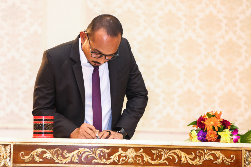 އޮކްޓޯބަރ 29، 2018:  15 ރަށުގެ މެޖިސްޓްރޭޓް ކޯޓުތަކަށް 15 މެޖިސްޓްރޭޓަކު އައްޔަން ކުރައްވައި އެ ބޭފުޅުން މަގާމުގެ ހުވާ ކުރައްވުމަށް ސުޕްރީމް ކޯޓްގައި ބޭއްވި ރަސްމިއްޔާތުގެ ތެރެއިން     - ސަން ފޮޓޯ/ ފަޔާޒު މޫސާ