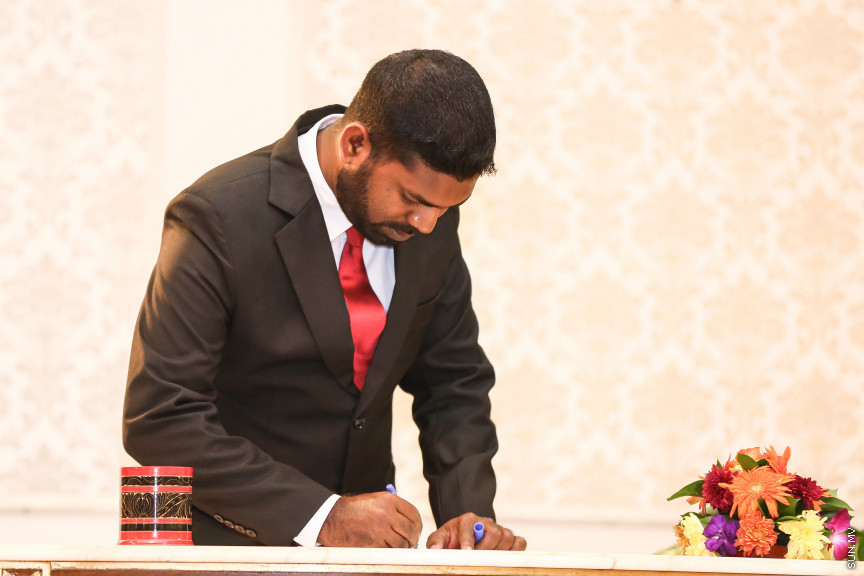 އޮކްޓޯބަރ 29، 2018:  15 ރަށުގެ މެޖިސްޓްރޭޓް ކޯޓުތަކަށް 15 މެޖިސްޓްރޭޓަކު އައްޔަން ކުރައްވައި އެ ބޭފުޅުން މަގާމުގެ ހުވާ ކުރައްވުމަށް ސުޕްރީމް ކޯޓްގައި ބޭއްވި ރަސްމިއްޔާތުގެ ތެރެއިން     - ސަން ފޮޓޯ/ ފަޔާޒު މޫސާ