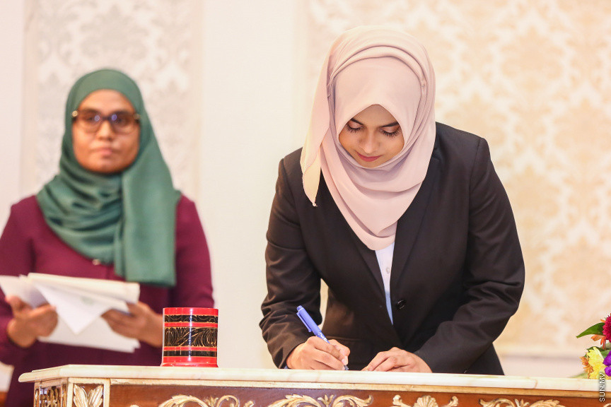 އޮކްޓޯބަރ 29، 2018:  15 ރަށުގެ މެޖިސްޓްރޭޓް ކޯޓުތަކަށް 15 މެޖިސްޓްރޭޓަކު އައްޔަން ކުރައްވައި އެ ބޭފުޅުން މަގާމުގެ ހުވާ ކުރައްވުމަށް ސުޕްރީމް ކޯޓްގައި ބޭއްވި ރަސްމިއްޔާތުގެ ތެރެއިން     - ސަން ފޮޓޯ/ ފަޔާޒު މޫސާ