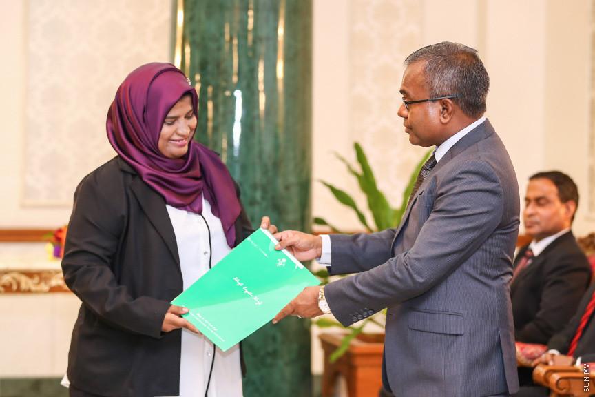 އޮކްޓޯބަރ 29، 2018:  15 ރަށުގެ މެޖިސްޓްރޭޓް ކޯޓުތަކަށް 15 މެޖިސްޓްރޭޓަކު އައްޔަން ކުރައްވައި އެ ބޭފުޅުން މަގާމުގެ ހުވާ ކުރައްވުމަށް ސުޕްރީމް ކޯޓްގައި ބޭއްވި ރަސްމިއްޔާތުގެ ތެރެއިން     - ސަން ފޮޓޯ/ ފަޔާޒު މޫސާ