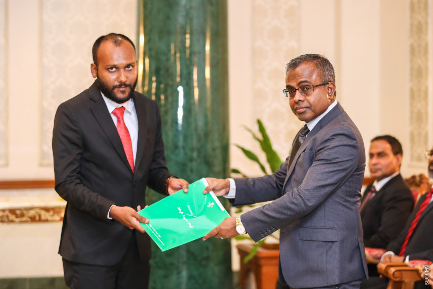 އޮކްޓޯބަރ 29، 2018:  15 ރަށުގެ މެޖިސްޓްރޭޓް ކޯޓުތަކަށް 15 މެޖިސްޓްރޭޓަކު އައްޔަން ކުރައްވައި އެ ބޭފުޅުން މަގާމުގެ ހުވާ ކުރައްވުމަށް ސުޕްރީމް ކޯޓްގައި ބޭއްވި ރަސްމިއްޔާތުގެ ތެރެއިން     - ސަން ފޮޓޯ/ ފަޔާޒު މޫސާ