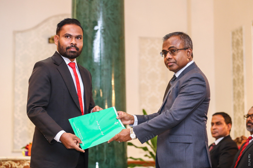 އޮކްޓޯބަރ 29، 2018:  15 ރަށުގެ މެޖިސްޓްރޭޓް ކޯޓުތަކަށް 15 މެޖިސްޓްރޭޓަކު އައްޔަން ކުރައްވައި އެ ބޭފުޅުން މަގާމުގެ ހުވާ ކުރައްވުމަށް ސުޕްރީމް ކޯޓްގައި ބޭއްވި ރަސްމިއްޔާތުގެ ތެރެއިން     - ސަން ފޮޓޯ/ ފަޔާޒު މޫސާ