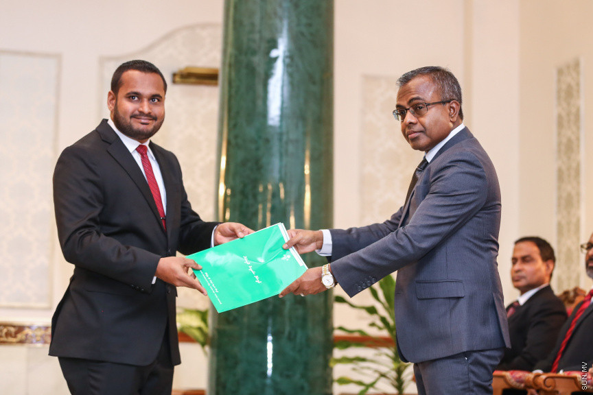 އޮކްޓޯބަރ 29، 2018:  15 ރަށުގެ މެޖިސްޓްރޭޓް ކޯޓުތަކަށް 15 މެޖިސްޓްރޭޓަކު އައްޔަން ކުރައްވައި އެ ބޭފުޅުން މަގާމުގެ ހުވާ ކުރައްވުމަށް ސުޕްރީމް ކޯޓްގައި ބޭއްވި ރަސްމިއްޔާތުގެ ތެރެއިން     - ސަން ފޮޓޯ/ ފަޔާޒު މޫސާ