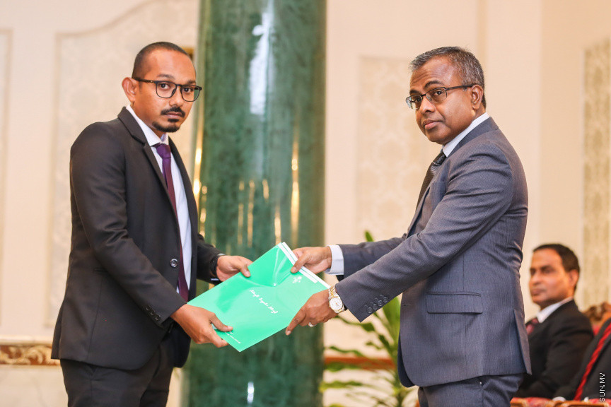 އޮކްޓޯބަރ 29، 2018:  15 ރަށުގެ މެޖިސްޓްރޭޓް ކޯޓުތަކަށް 15 މެޖިސްޓްރޭޓަކު އައްޔަން ކުރައްވައި އެ ބޭފުޅުން މަގާމުގެ ހުވާ ކުރައްވުމަށް ސުޕްރީމް ކޯޓްގައި ބޭއްވި ރަސްމިއްޔާތުގެ ތެރެއިން     - ސަން ފޮޓޯ/ ފަޔާޒު މޫސާ