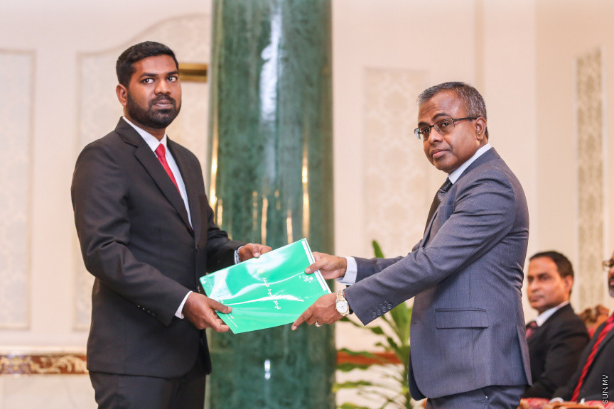 އޮކްޓޯބަރ 29، 2018:  15 ރަށުގެ މެޖިސްޓްރޭޓް ކޯޓުތަކަށް 15 މެޖިސްޓްރޭޓަކު އައްޔަން ކުރައްވައި އެ ބޭފުޅުން މަގާމުގެ ހުވާ ކުރައްވުމަށް ސުޕްރީމް ކޯޓްގައި ބޭއްވި ރަސްމިއްޔާތުގެ ތެރެއިން     - ސަން ފޮޓޯ/ ފަޔާޒު މޫސާ