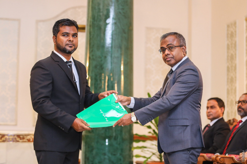 އޮކްޓޯބަރ 29، 2018:  15 ރަށުގެ މެޖިސްޓްރޭޓް ކޯޓުތަކަށް 15 މެޖިސްޓްރޭޓަކު އައްޔަން ކުރައްވައި އެ ބޭފުޅުން މަގާމުގެ ހުވާ ކުރައްވުމަށް ސުޕްރީމް ކޯޓްގައި ބޭއްވި ރަސްމިއްޔާތުގެ ތެރެއިން     - ސަން ފޮޓޯ/ ފަޔާޒު މޫސާ