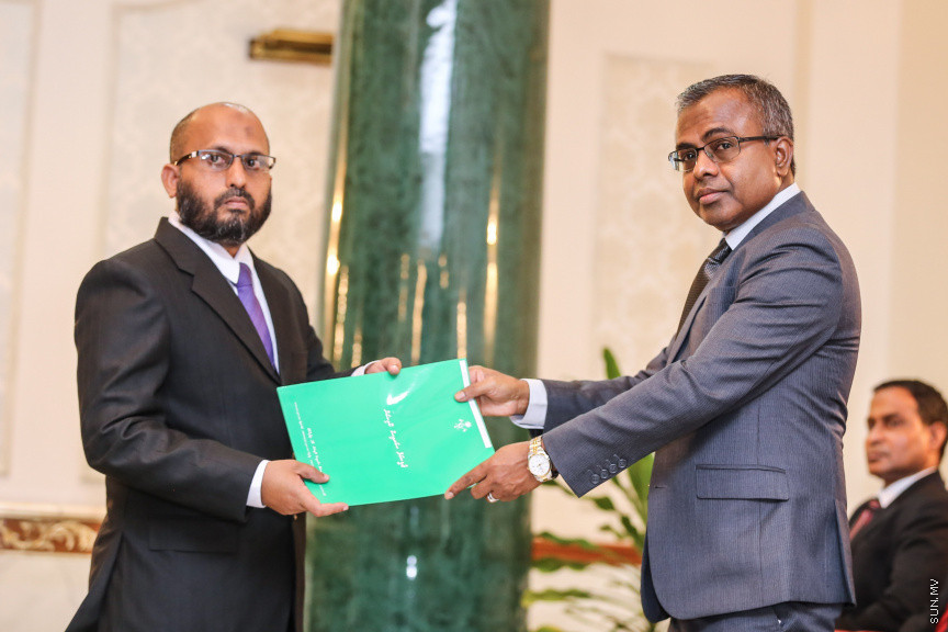އޮކްޓޯބަރ 29، 2018:  15 ރަށުގެ މެޖިސްޓްރޭޓް ކޯޓުތަކަށް 15 މެޖިސްޓްރޭޓަކު އައްޔަން ކުރައްވައި އެ ބޭފުޅުން މަގާމުގެ ހުވާ ކުރައްވުމަށް ސުޕްރީމް ކޯޓްގައި ބޭއްވި ރަސްމިއްޔާތުގެ ތެރެއިން     - ސަން ފޮޓޯ/ ފަޔާޒު މޫސާ