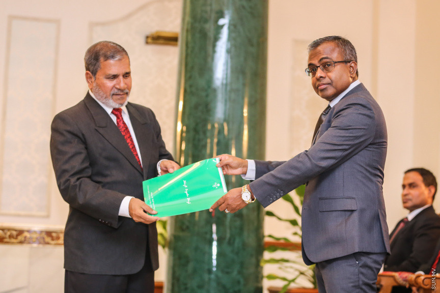 އޮކްޓޯބަރ 29، 2018:  15 ރަށުގެ މެޖިސްޓްރޭޓް ކޯޓުތަކަށް 15 މެޖިސްޓްރޭޓަކު އައްޔަން ކުރައްވައި އެ ބޭފުޅުން މަގާމުގެ ހުވާ ކުރައްވުމަށް ސުޕްރީމް ކޯޓްގައި ބޭއްވި ރަސްމިއްޔާތުގެ ތެރެއިން     - ސަން ފޮޓޯ/ ފަޔާޒު މޫސާ